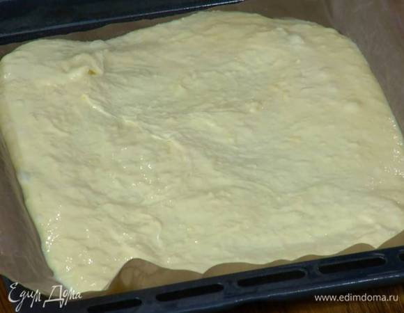 Застелить противень силиконовым ковриком, вылить сырное тесто, равномерно распределить и выпекать в разогретой духовке 15 минут.