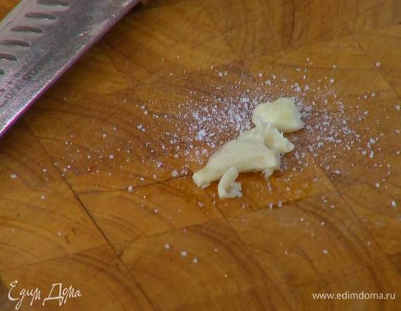 Чеснок почистить, раздавить и вместе со щепоткой соли растереть в пюре плоской стороной ножа.