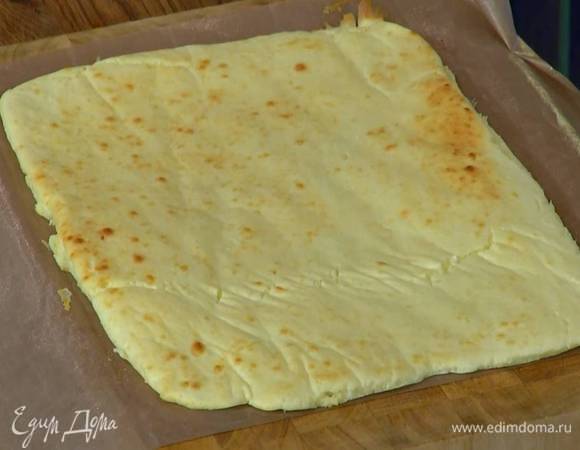 Запеченный сырный пласт вынуть из духовки.