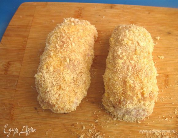 Филе обвалять в муке, затем в яйце, в сухарях. На фотографии филе в панировке в один слой. Убрать в холодильник минут на 10. Достать из холодильника, обмакнуть в яйце, затем в сухарях (минуя муку).