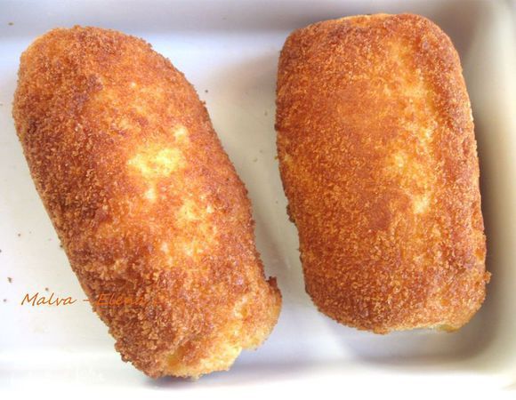 Духовку разогреть до 200°С. 
Растительное масло налить в сотейник, поместить его на варочную поверхность, разогреть масло. Опустить (аккуратно!!!) котлеты во фритюр. Они не должны соприкасаться, должны быть полностью покрыты фритюром. Процедура занимает 6 минут. Вынуть котлеты из фритюра щипцами, поместить на бумажное полотенце. Поместить котлеты в форме в духовку 9 — 10 минут.