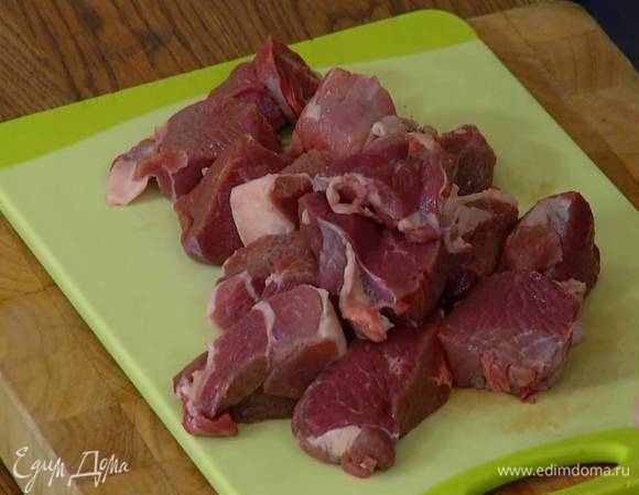 Ягнятину нарезать крупными кусками.