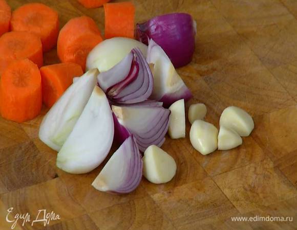 Морковь, лук и чеснок почистить и нарезать крупными кусочками.