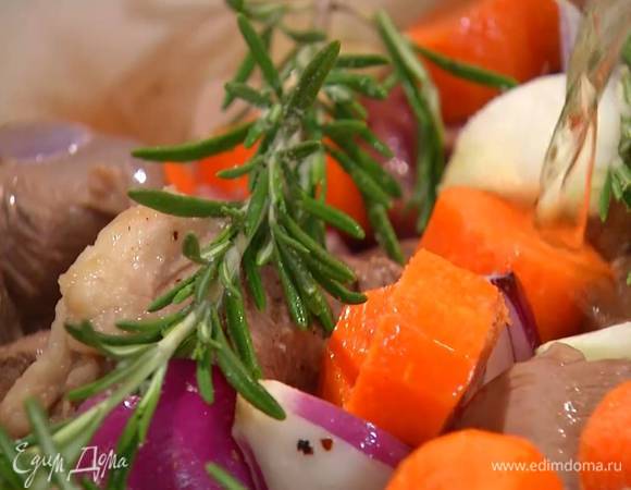 К обжаренному мясу добавить нарезанные овощи, розмарин, лавровые листья, все посолить, поперчить, влить вино.