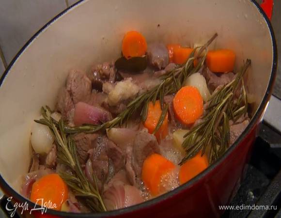 Когда жидкость закипит, накрыть кастрюлю крышкой и томить мясо на медленном огне полтора часа.