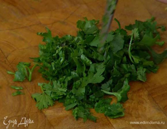Кинзу мелко порубить.