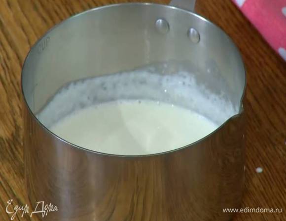 В небольшую кастрюлю влить 50 мл сливок и прогреть на медленном огне, но не кипятить.
