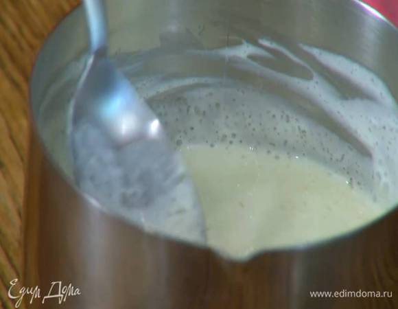 Всыпать желатин и перемешать так, чтобы не осталось комочков.