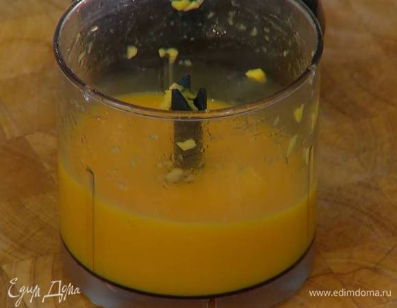 Манго почистить и, удалив косточку, нарезать кусочками, а затем взбить блендером в гладкое пюре.