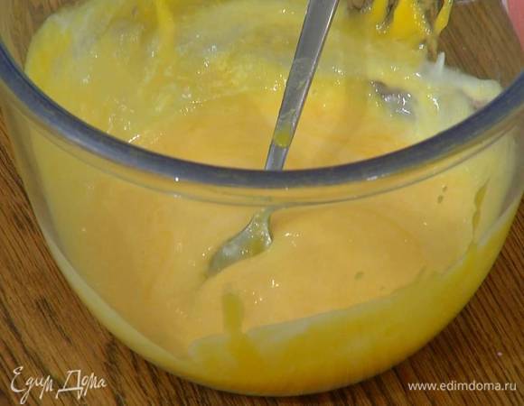 Сгущенку влить в глубокую посуду, добавить пюре из манго и перемешать.