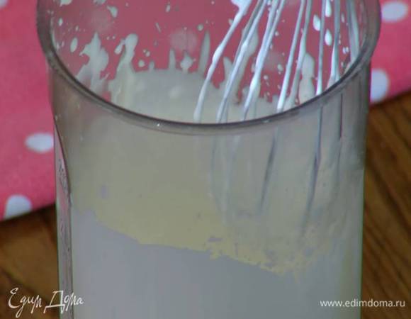 К сливкам с желатином влить оставшиеся сливки и взбить все блендером с насадкой-венчиком.