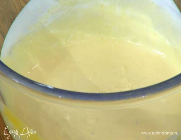 Взбитые сливки ввести в манговую массу и перемешать все венчиком.