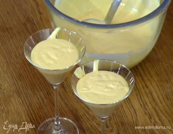 Разлить мусс в прозрачные бокалы и отправить в холодильник на час.