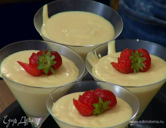 Застывший мусс украсить клубникой.