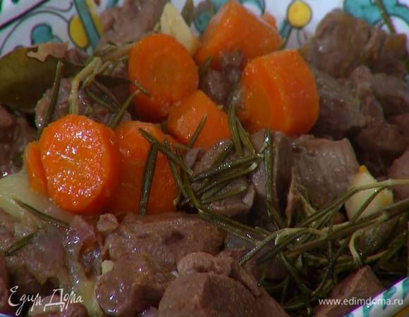 Томленую ягнятину подавать с лимонным соусом.