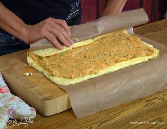 Равномерно выложить на него начинку, свернуть в рулет и дать остыть, затем нарезать.
