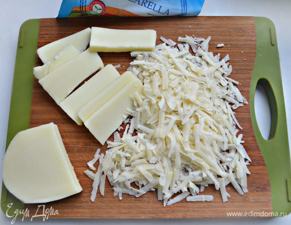 Моцареллу нарезать ломтиками.