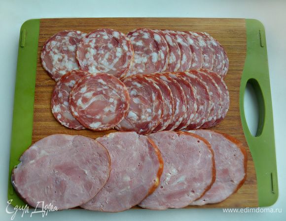 Тонкими ломтиками нарезать колбасу (лучше салями или как у меня —  сальчичон) и ветчину.