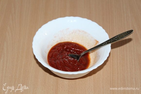 На следующий день смешать томатную пасту «Помидорка», паприку и растительное масло.