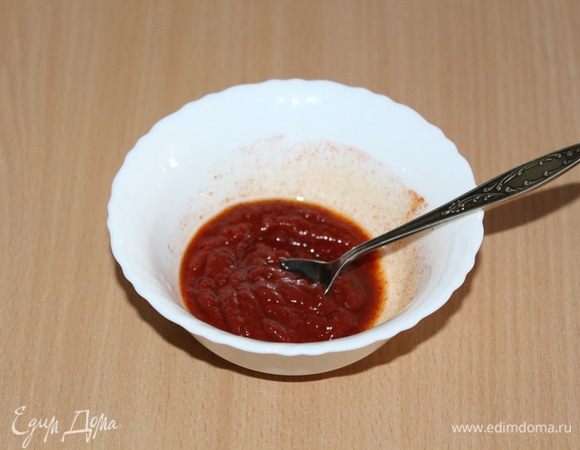 На следующий день смешать томатную пасту «Помидорка», паприку и растительное масло.