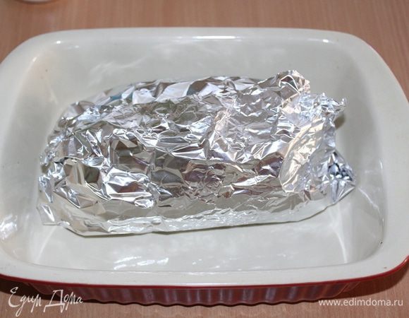 Завернуть в фольгу и запекать при 180 — 200°С ~ 1 — 1,5 ч., пока при проколе не будет  выделяться прозрачный сок. 