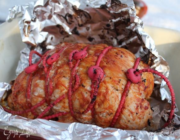 За 10 — 15 мин. до готовности раскрыть фольгу, чтобы мясо подрумянилось.