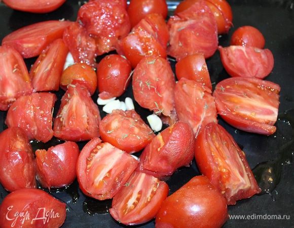 В форму для запекания поместить помидоры дольками, чеснок, сбрызнуть все оливковым маслом, посыпать тимьяном.