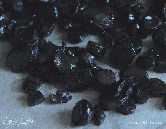 Поставить грибы в разогретую до 180°С духовку на 15 — 20 мин. Готовые грибы выложить в тарелку и сбрызнуть их бальзамическим уксусом.
