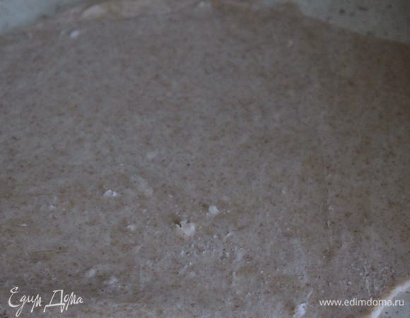 Раскатать тесто, выложить его в форму, обрезать края, наколоть вилкой и отправить в духовку на 10 — 15 минут при 180°С.