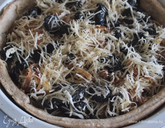 Остывшие грибы смешать с луком и сыром, выложить все это на готовую основу. Вылить сливочно-яичную заливку поверх начинки. Поставить киш в духовку и выпекать при 175°С 35 — 40 минут до готовности и золотистого верха.