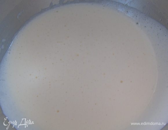 Яйца взбейте в пену постепенно добавляя сахар, затем продолжая взбивать влейте растительное масло и масло грецкого ореха Biolio.