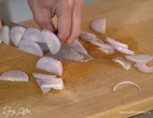 Репчатый лук почистить и порезать полукольцами.