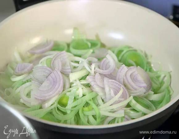 Разогреть в сковороде оливковое и сливочное масло и обжарить весь лук до золотистого цвета.