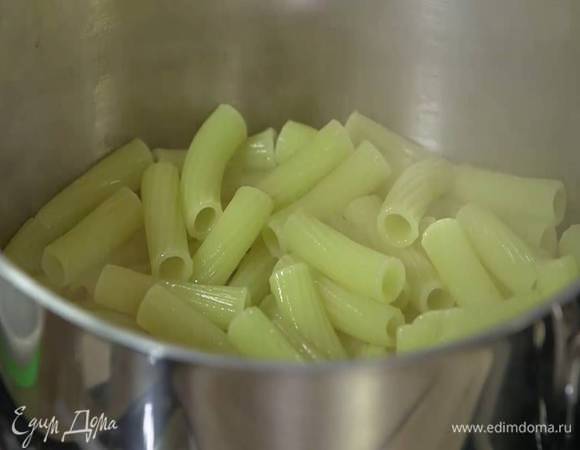 Воду, оставшуюся от радиккио, посолить и отварить в ней макароны согласно инструкции на упаковке, затем воду слить и сохранить.