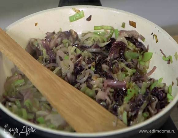 К обжаренному луку добавить радиккио и пеперончино, перемешать и обжаривать все на небольшом огне еще несколько минут.