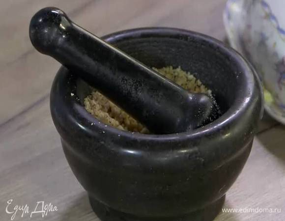 Фундук растолочь в ступке на маленькие кусочки.