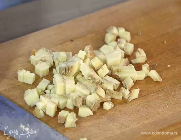 Таледжо нарезать маленькими кубиками.