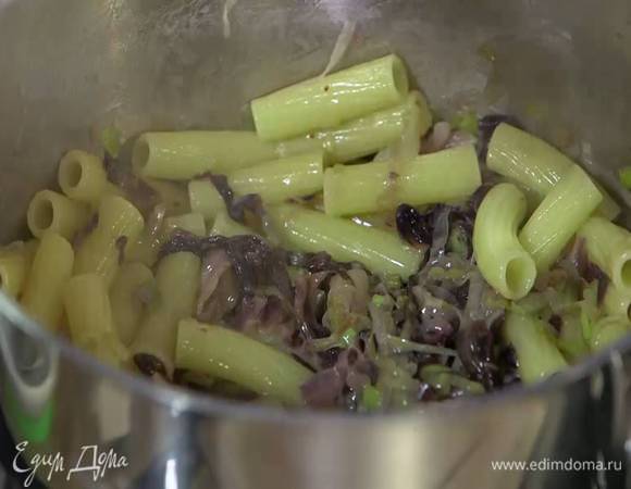 В горячие макароны добавить лук с радиккио, влить немного воды, в которой они варились и все перемешать.