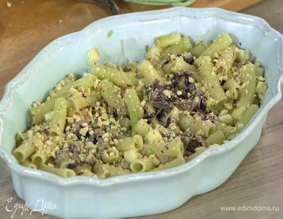 Посыпать готовую пасту сыром и орехами, сбрызнуть оливковым маслом Extra Virgin.