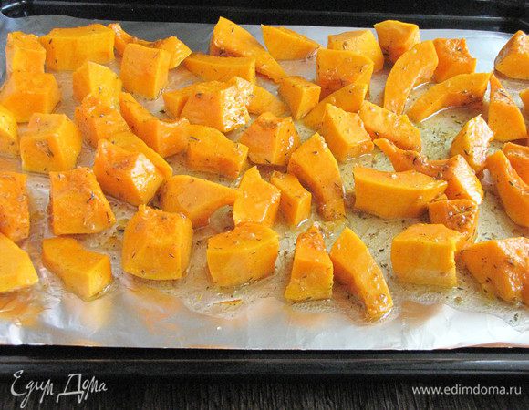 Противень застелить фольгой. Выложить кубики тыквы и запекать при 200°С минут 40 или до готовности.