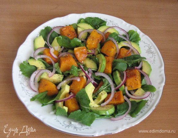 Затем выложим авокадо и тонко нарезанные колечки красного лука. Посолим и поперчим по вкусу.