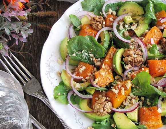Сбрызнем маслом грецкого ореха Biolio, посыпем рубленными грецкими орешками. Украсим целыми половинками ореха. Салат c пряной тыквой, руколой, авокадо и грецкими орехами готов! Легкий и освежающий. Приятного аппетита!