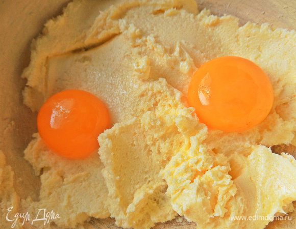 Отделить желтки от белков и добавить их в тесто.