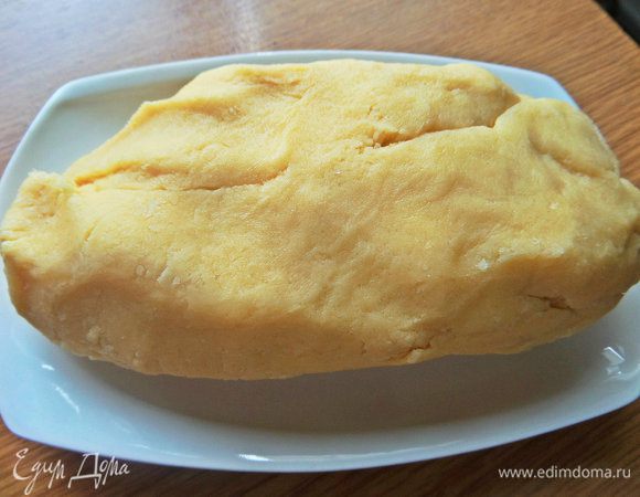 Затем вымесить руками плотное песочное тесто. Убрать на 2 часа в морозилку.