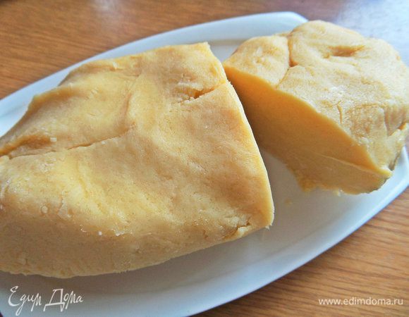 Разрезать не поровну. Меньшую часть пока снова вернуть в морозилку.