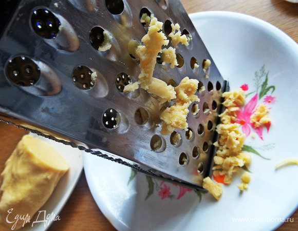 Большой кусок теста тут же натираем на крупной терке.