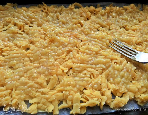 Придавливаем банановое пюре на тертое тесто.