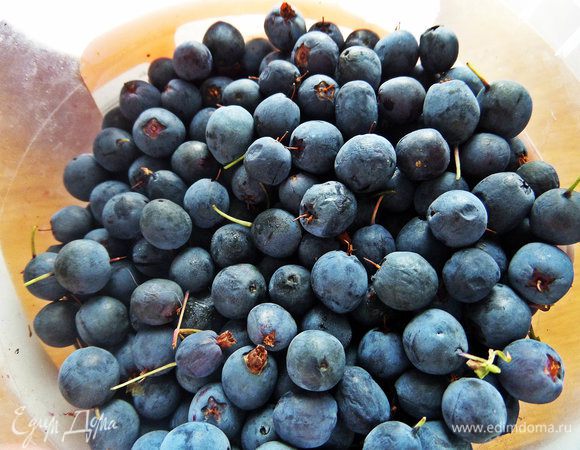 Голубику перебираем, очищаем от хвостиков.