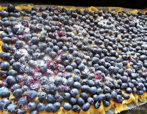 Присыпаем немного сахаром.