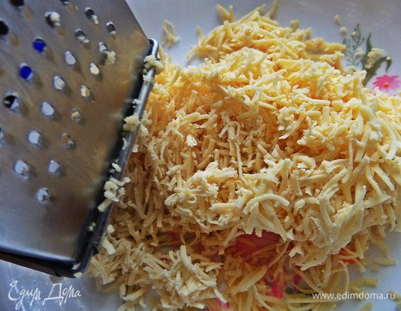 Достаем остальное тесто из морозилки и тут же натираем. Я решила на мелкой терке.